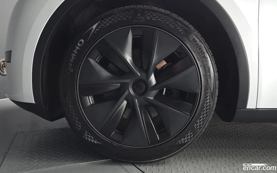 Tesla Model Y RWD 2024 — thumbnail 2