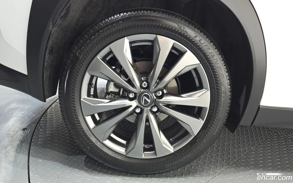 Lexus UX 300h 2.0 F-Sport 2WD 2024 — thumbnail 5