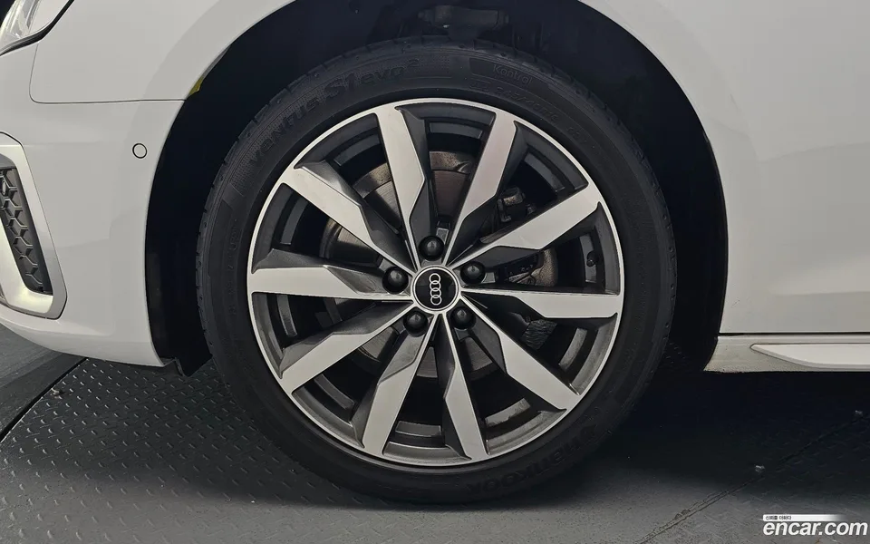 Audi A4 40 TFSI 2023 — thumbnail 2
