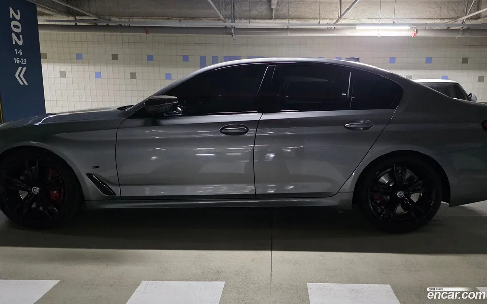 BMW 5 Series M550i xDrive 2023 — thumbnail 2