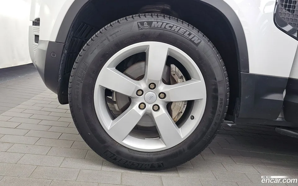 Land Rover Defender 110 D300 HSE 2023 — thumbnail 2