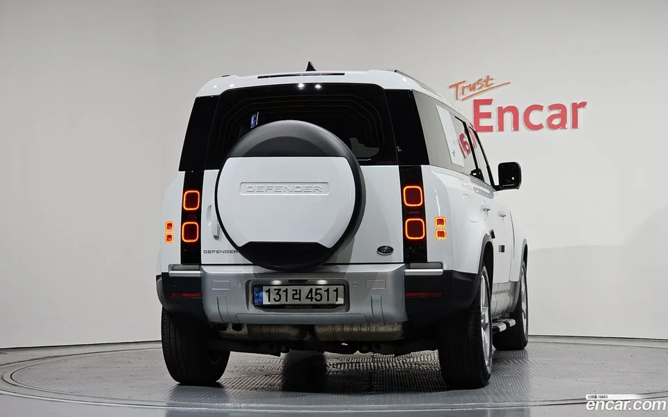 Land Rover Defender 110 D300 HSE 2023 — thumbnail 4