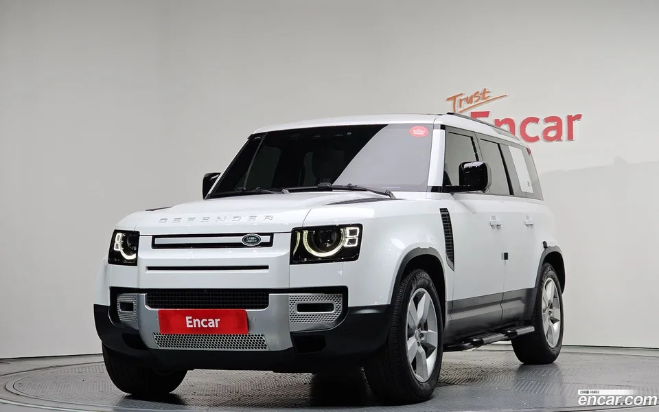 Land Rover Defender 110 D300 HSE 2023 — photo 1, buy with delivery to Moscow