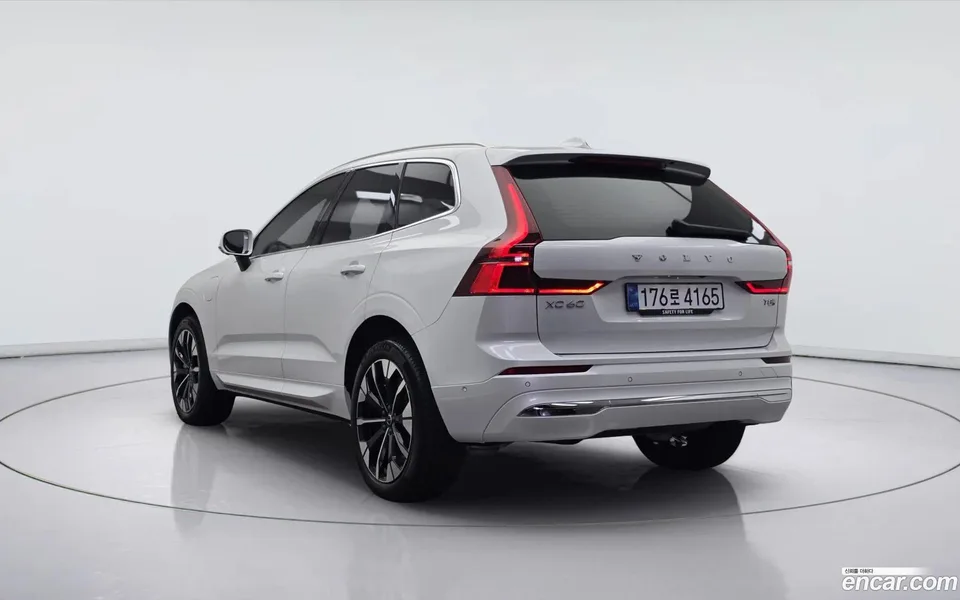 Volvo XC60 T8 2025 — thumbnail 3