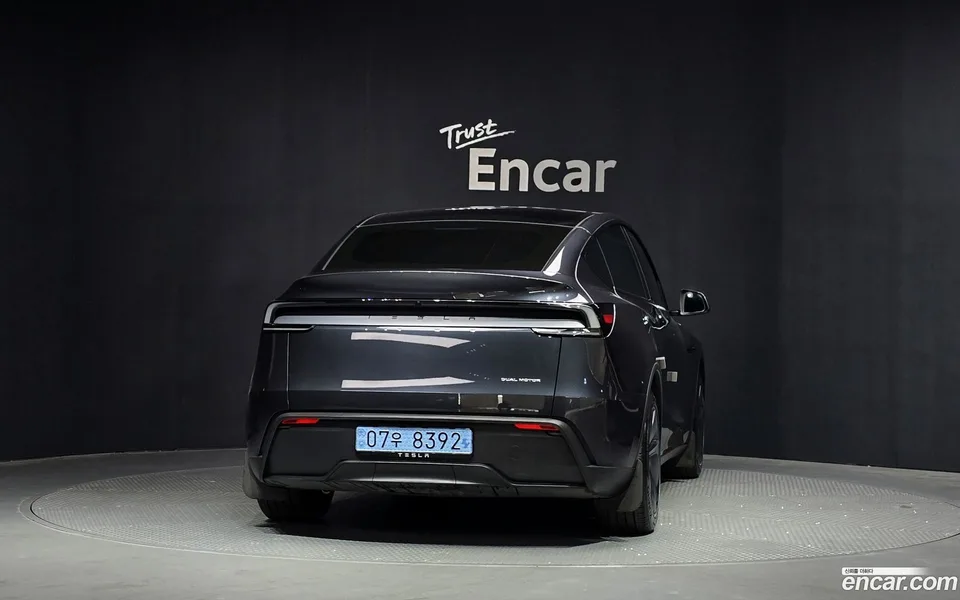 Tesla Model Y AWD 2025 — thumbnail 4