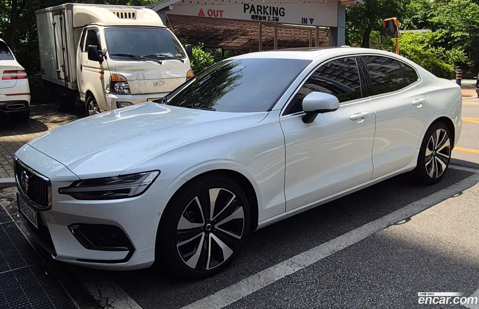 Volvo S60 B5 2024 — photo 1, buy with delivery to Moscow