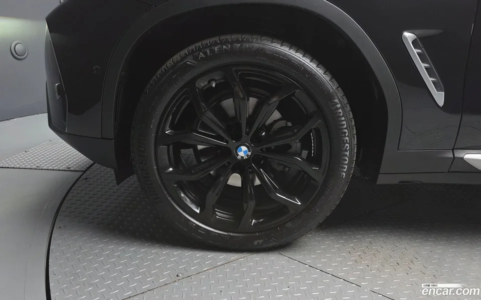 BMW X4 xDrive20i xLine 2025 — thumbnail 2