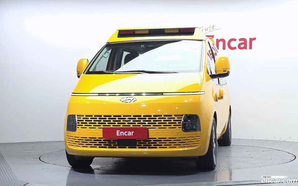 Hyundai Staria L3.5 2023 — thumbnail 3