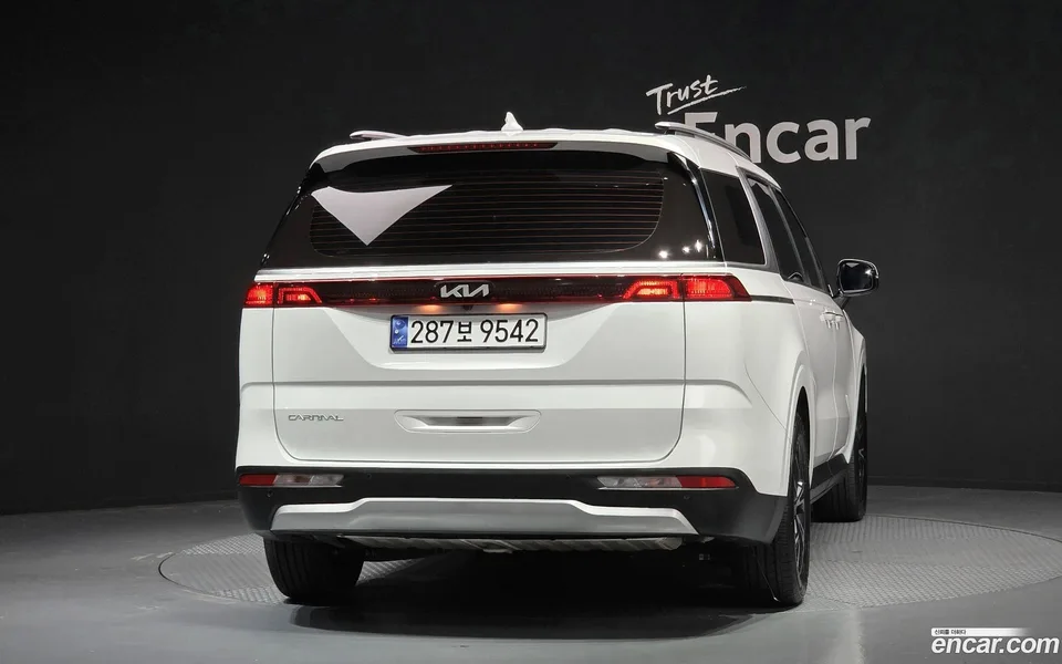 Kia Carnival 9 2023 — thumbnail 4