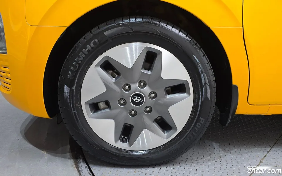 Hyundai Staria L3.5 2023 — thumbnail 2