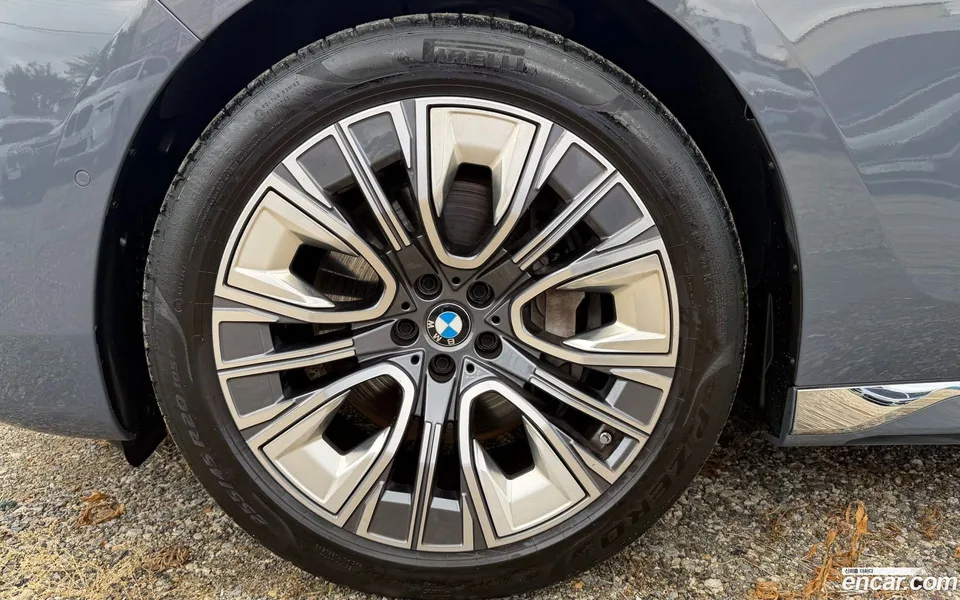 BMW 7 Series 740i sDrive 2023 — thumbnail 2