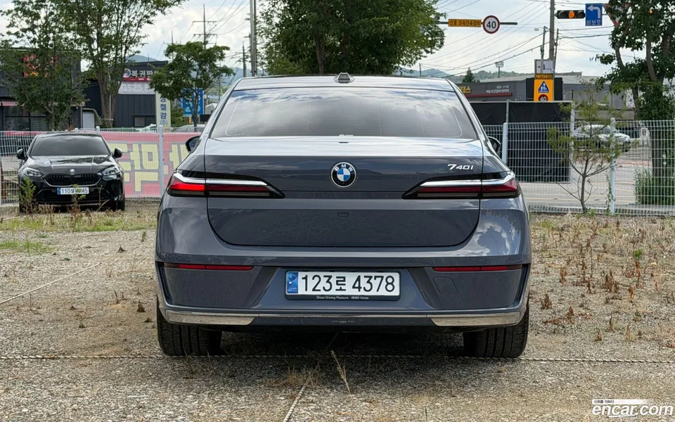 BMW 7 Series 740i sDrive 2023 — thumbnail 4