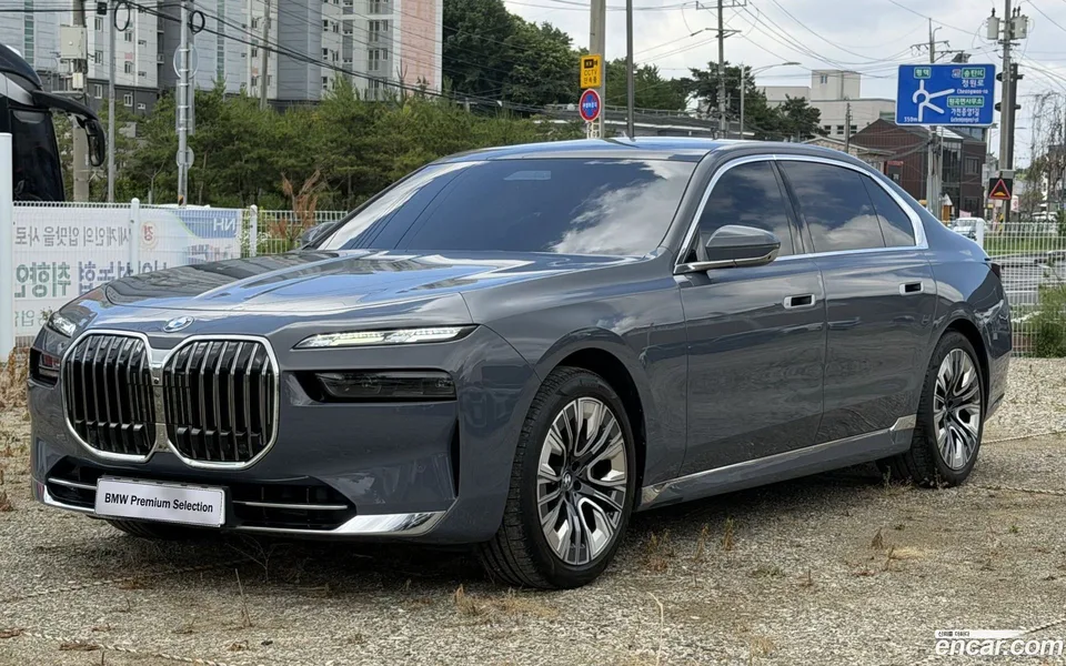 BMW 7 Series 740i sDrive 2023 — photo 1, buy with delivery to Moscow
