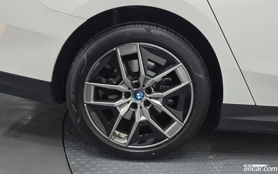 BMW i5 eDrive 40 2025 — thumbnail 2