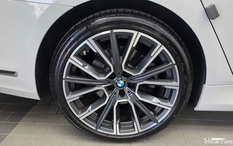BMW 7 Series 740Li xDrive M 2022 — thumbnail 2