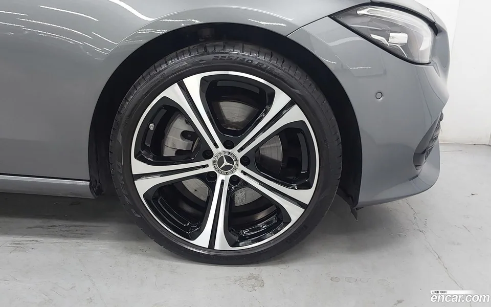 Mercedes-Benz C-Class C300 4MATIC 2023 — thumbnail 2
