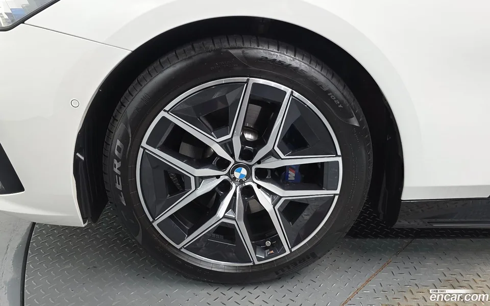 BMW 5 Series 520i M 2024 — thumbnail 2