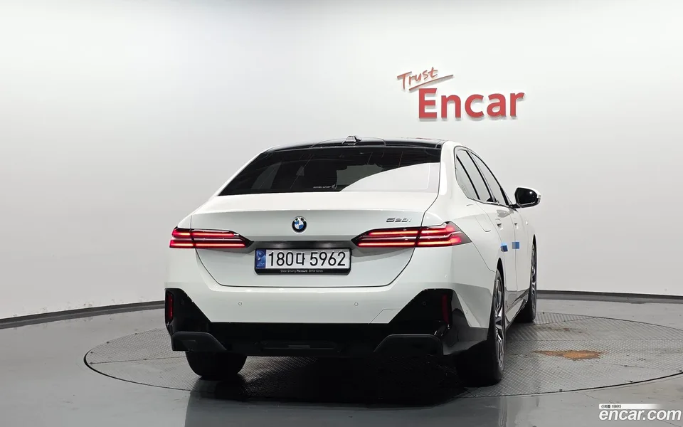 BMW 5 Series 520i M 2024 — thumbnail 4