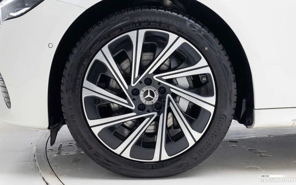 Mercedes-Benz E-Class E300 4MATIC 2025 — thumbnail 2