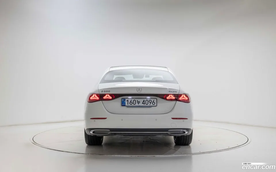 Mercedes-Benz E-Class E300 4MATIC 2025 — thumbnail 4