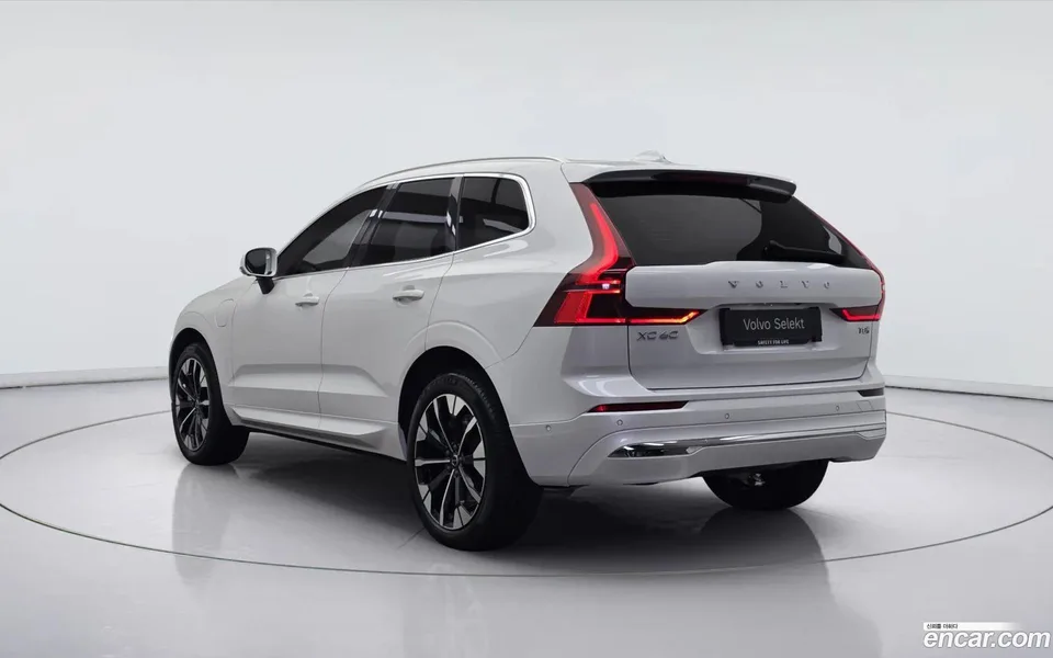 Volvo XC60 T8 2025 — thumbnail 3