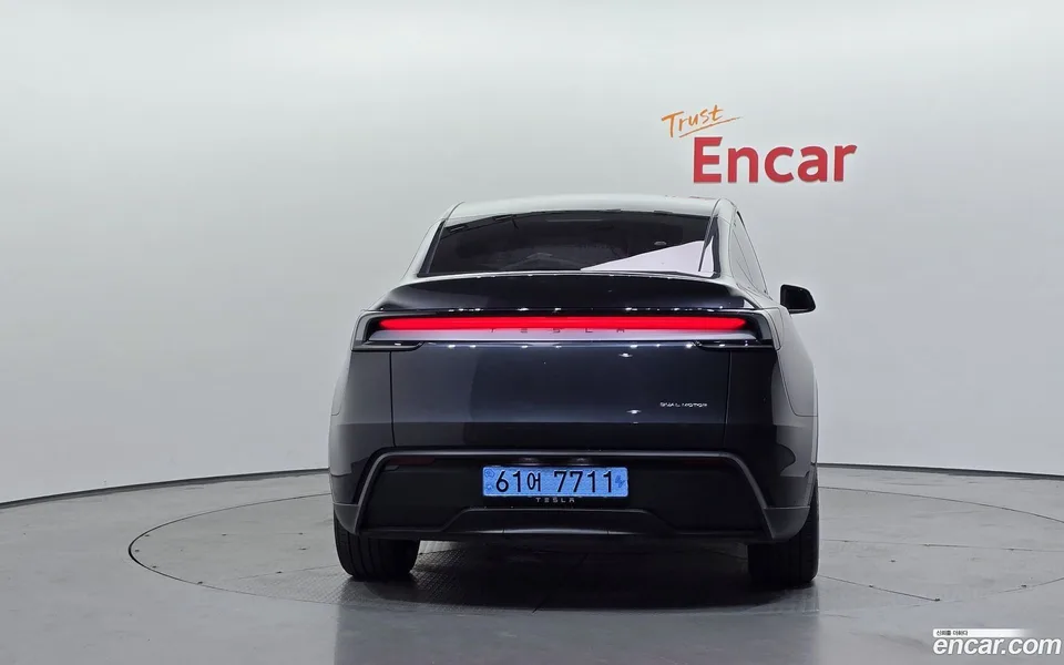 Tesla Model Y AWD 2025 — thumbnail 4
