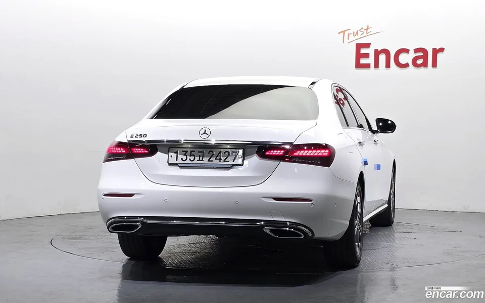Mercedes-Benz E-Class E250 2023 — thumbnail 4