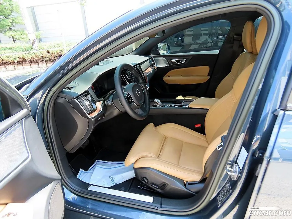 Volvo V60 Cross Country B5 AWD 2022 — thumbnail 2