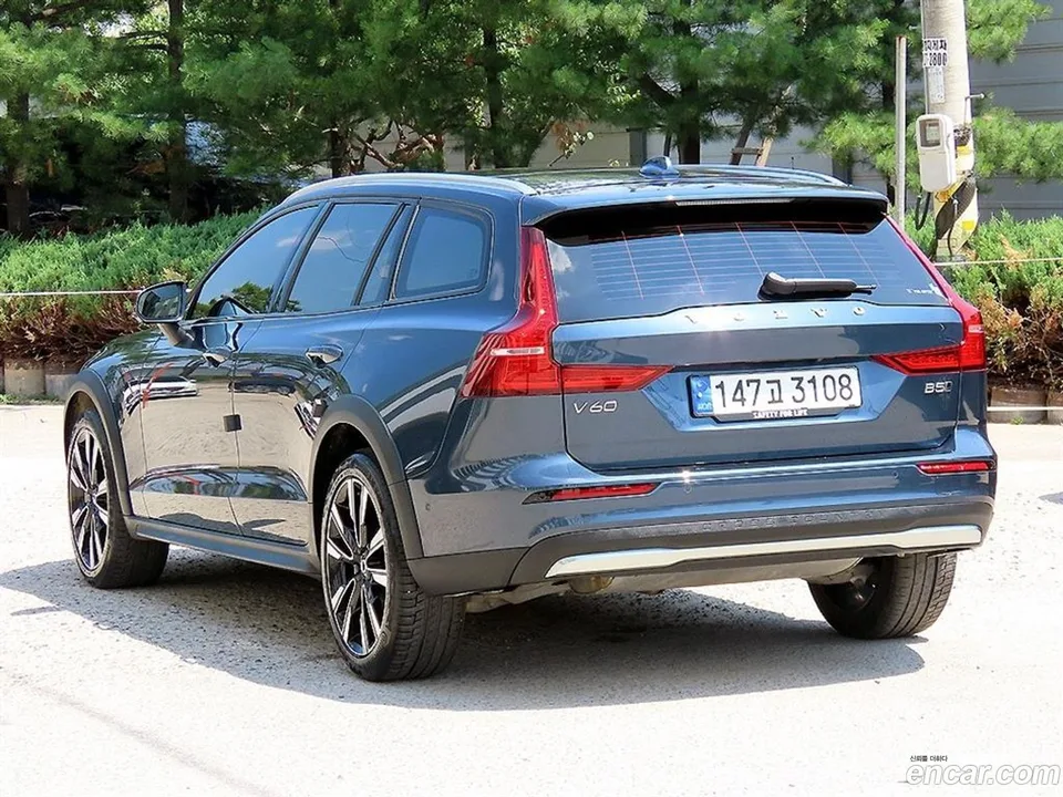 Volvo V60 Cross Country B5 AWD 2022 — thumbnail 3