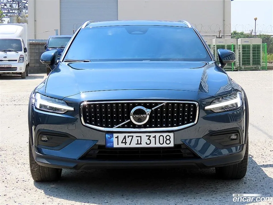 Volvo V60 Cross Country B5 AWD 2022 — photo 1, buy with delivery to Moscow