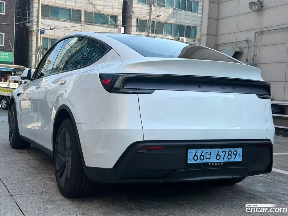 Tesla Model Y RWD 2026 — photo 1, buy with delivery to Moscow