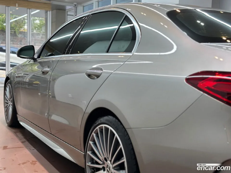 Mercedes-Benz C-Class C300 4MATIC AMG Line 2023 — thumbnail 4