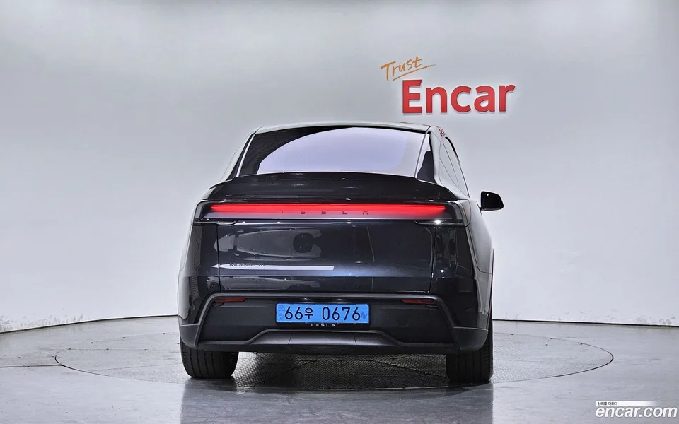 Tesla Model Y L AWD 2026 — thumbnail 4