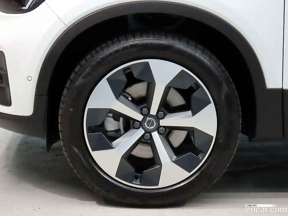 Volvo XC40 B4 2025 — thumbnail 2