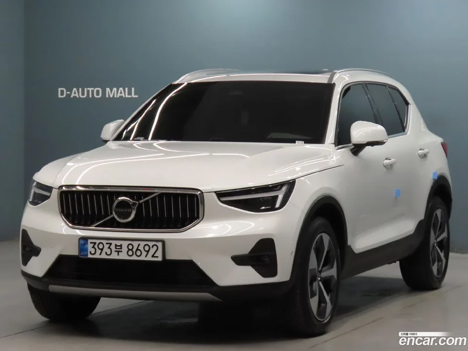 Volvo XC40 B4 2025 — photo 1, buy with delivery to Moscow