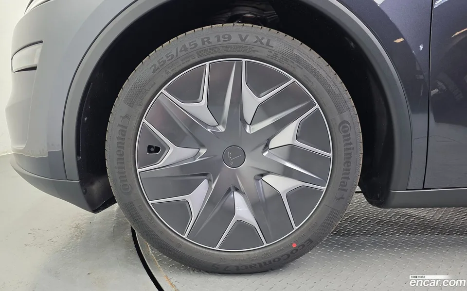 Tesla Model Y L AWD 2026 — миниатюра 5