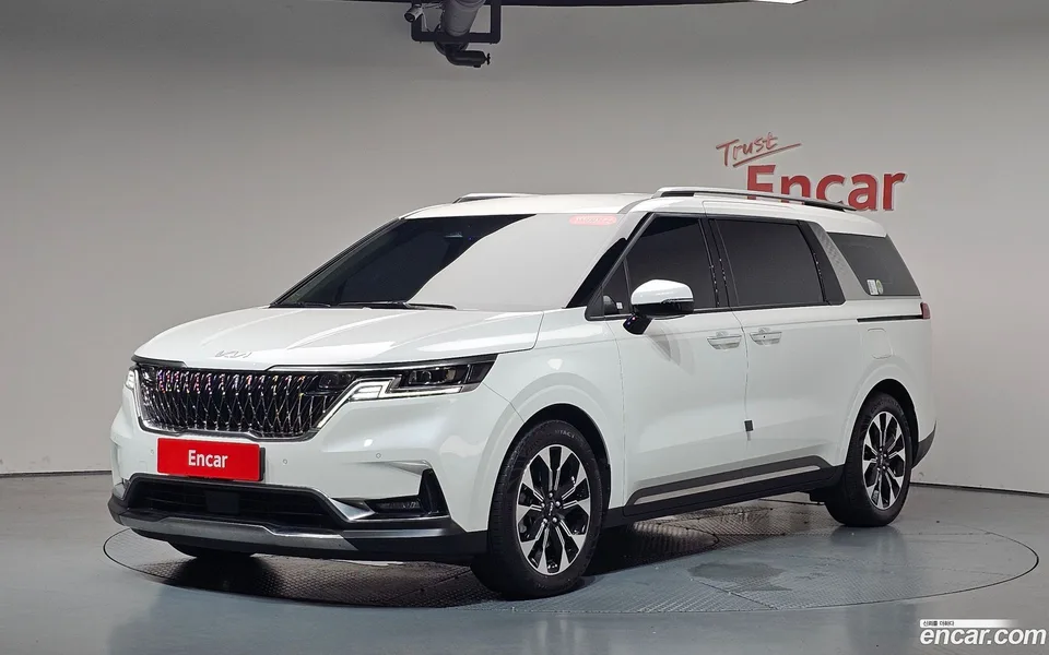 Kia Carnival 7 2023 — photo 1, buy with delivery to Moscow