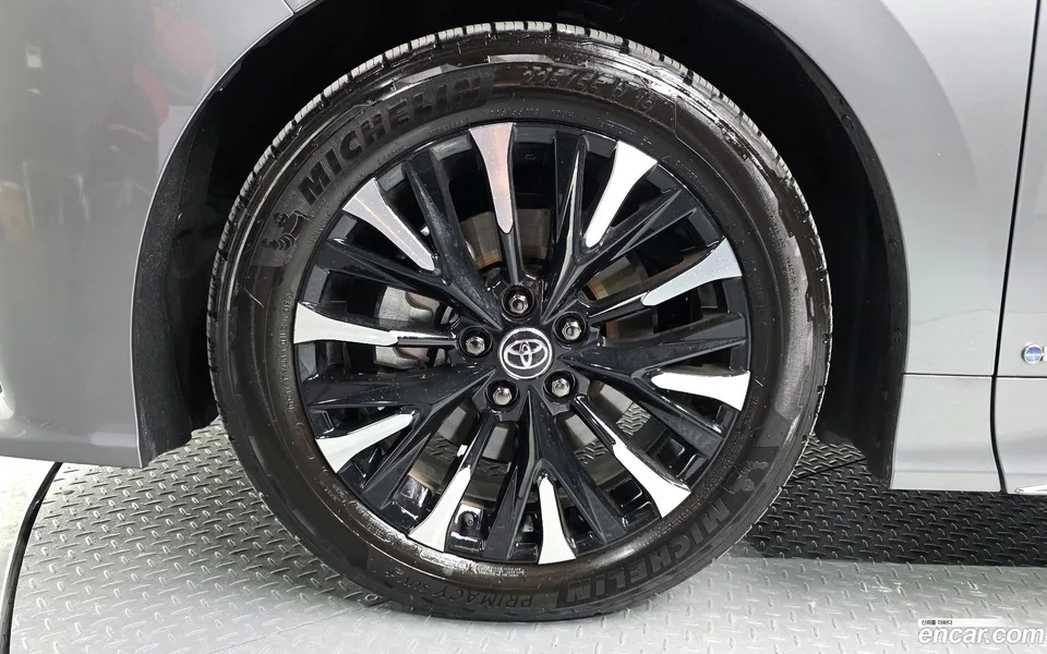 Toyota Alphard 2.5 HEV AWD 2025 — thumbnail 2