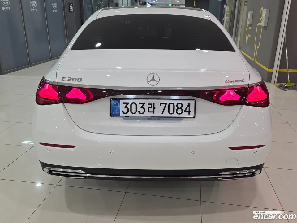 Mercedes-Benz E-Class E300 4MATIC 2025 — thumbnail 4