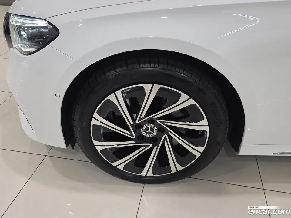 Mercedes-Benz E-Class E300 4MATIC 2025 — thumbnail 5
