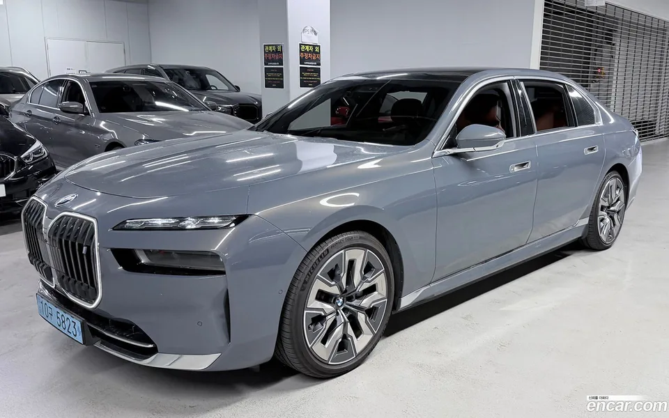 BMW i7 xDrive 60 2023 — thumbnail 3