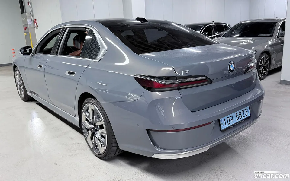 BMW i7 xDrive 60 2023 — thumbnail 4