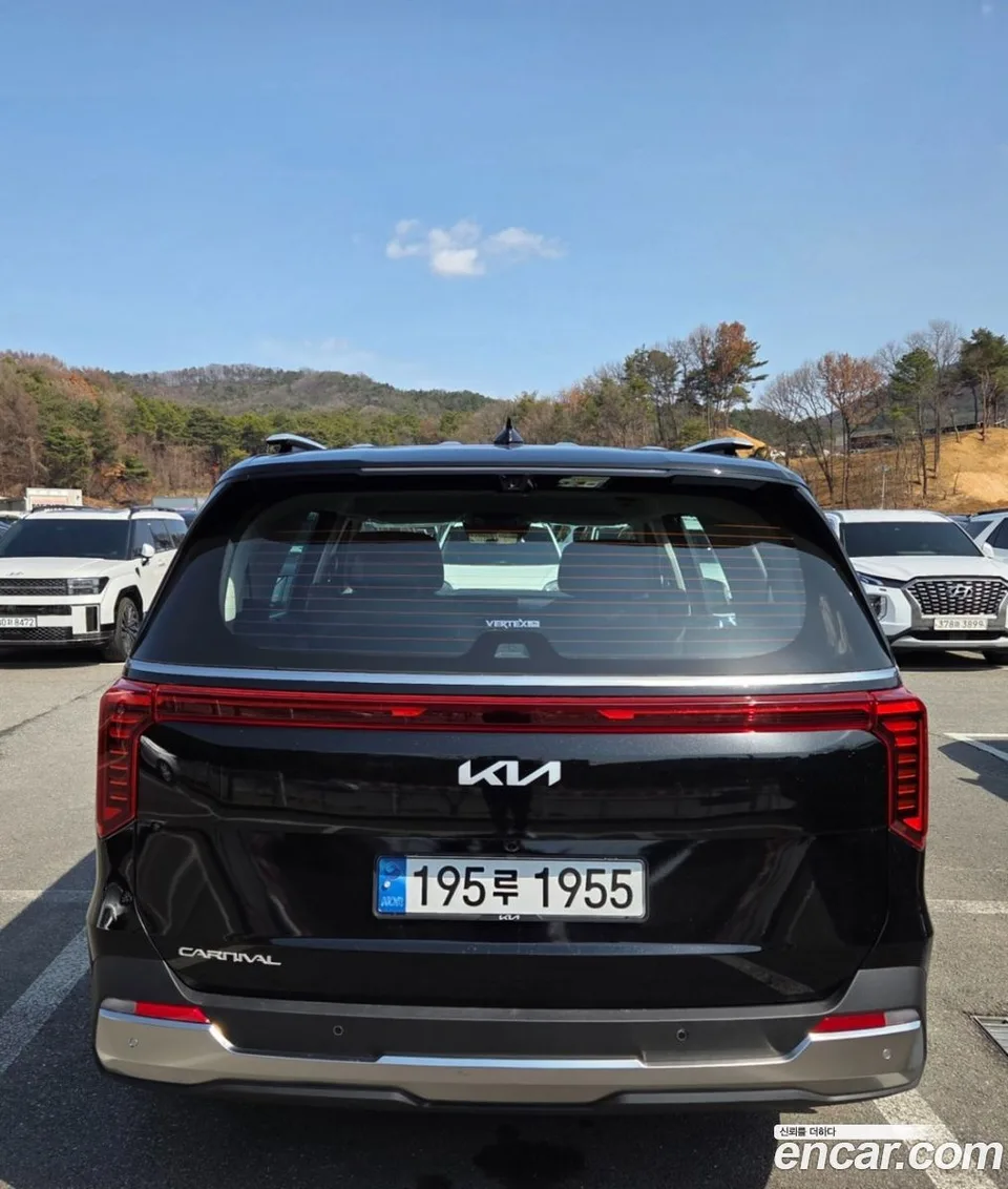 Kia Carnival 7 2023 — thumbnail 4