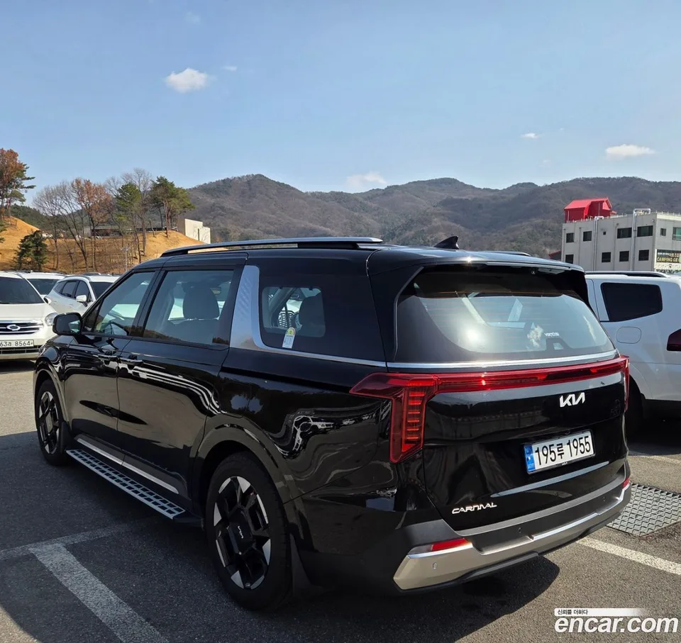 Kia Carnival 7 2023 — thumbnail 5