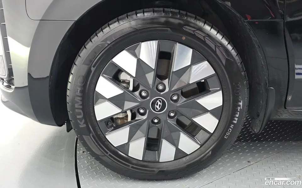 Hyundai Staria 4WD 7 2023 — thumbnail 5