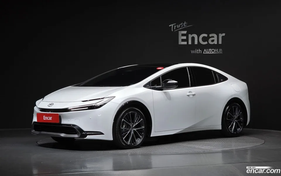Toyota Prius 2.0 XLE 2024 — photo 1, buy with delivery to Moscow