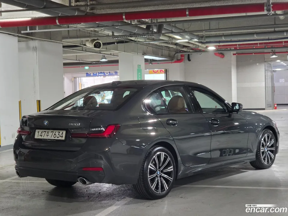 BMW 3 Series 320i 2025 — thumbnail 2