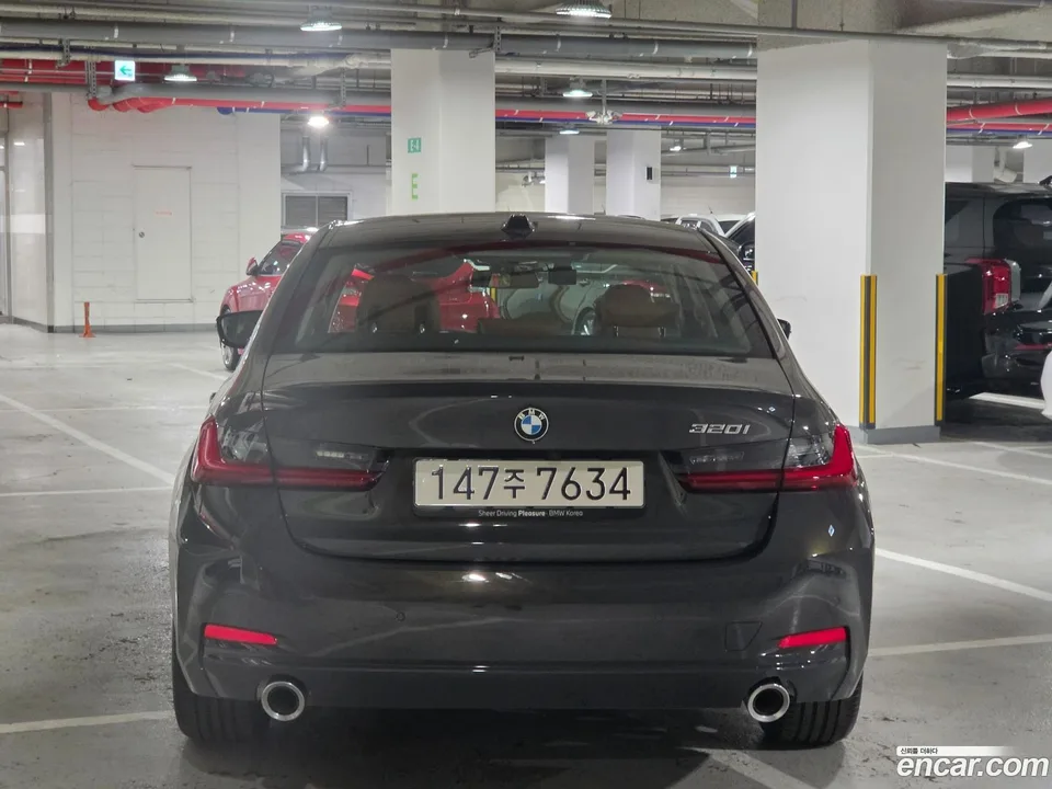 BMW 3 Series 320i 2025 — thumbnail 4