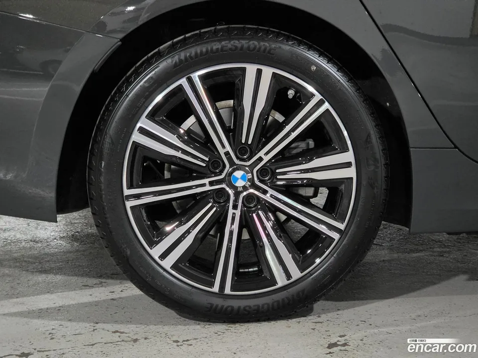 BMW 3 Series 320i 2025 — thumbnail 5