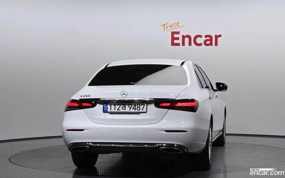 Mercedes-Benz E-Class E250 2022 — thumbnail 4
